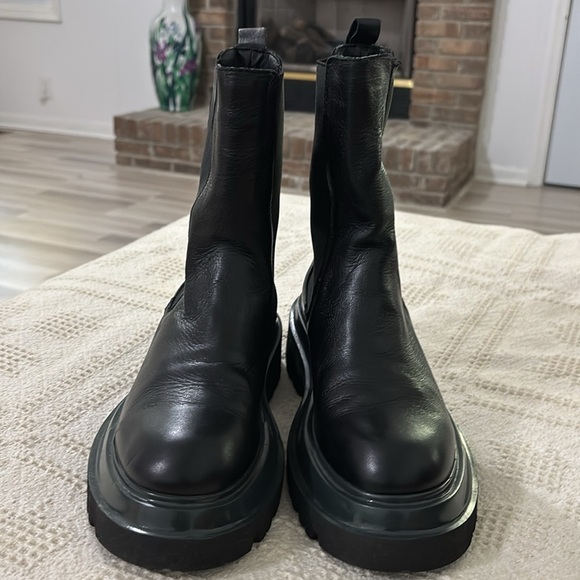 Steve Madden Buxton Chelsea Boot
Leather & textile upper slip stretch gores Sz 9 - Picture 3 of 14